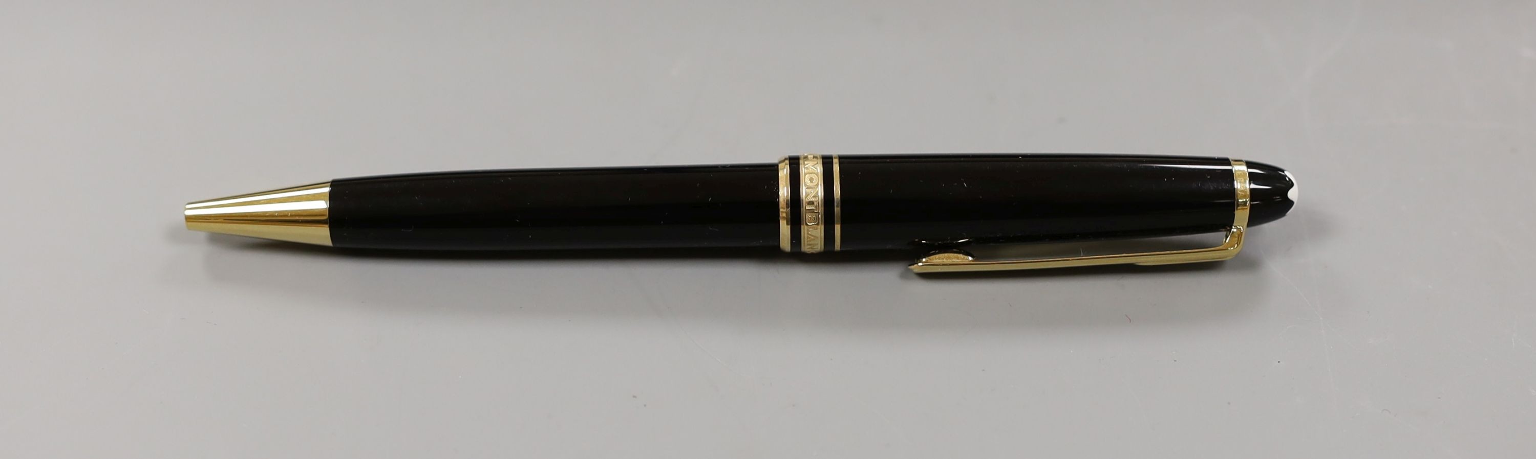 A Waterman fountain pen and ballpoint pen and a Mont Blanc Meisterstuck pen, all cased